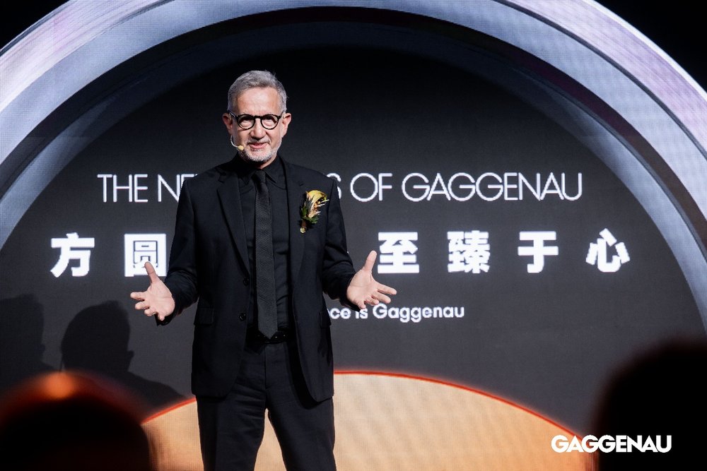 穿着西装笔挺的男子与配字 AI 生成的内容可能不正确。