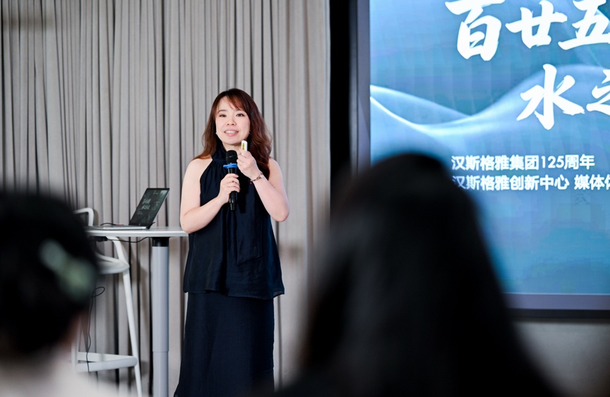 女人站在电视前低可信度描述已自动生成